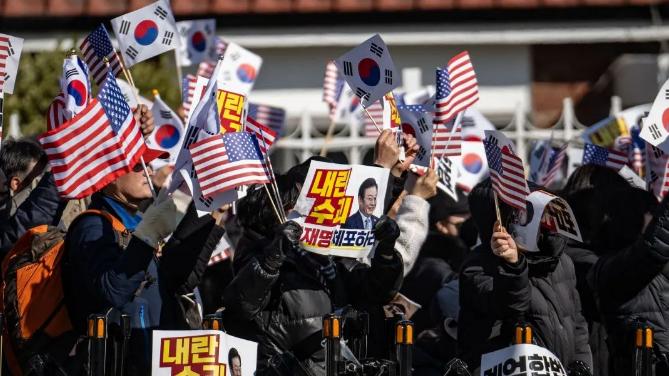 韩国政坛风暴：总统弹劾案终局临近 最大在野党领袖遇死亡威胁