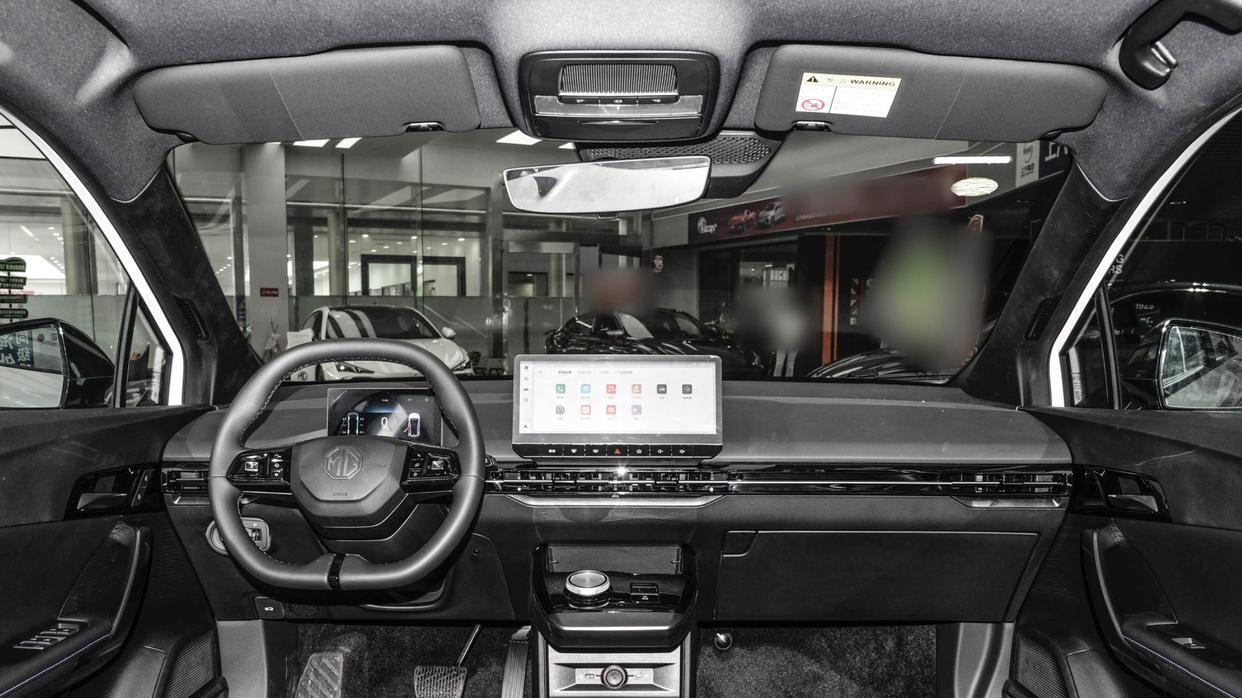 城市通勤好帮手，5座两厢跨界车身，配单电机/双电机、续航520km