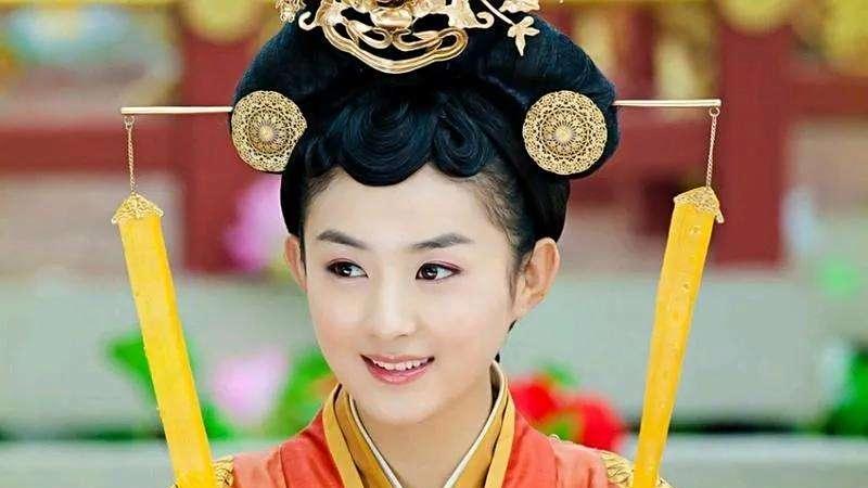 陈乔恩在综艺节目《宫厨尚食》中向于正提问关于他与演员林心如的关系，于正首次公开回应称，两人已和解