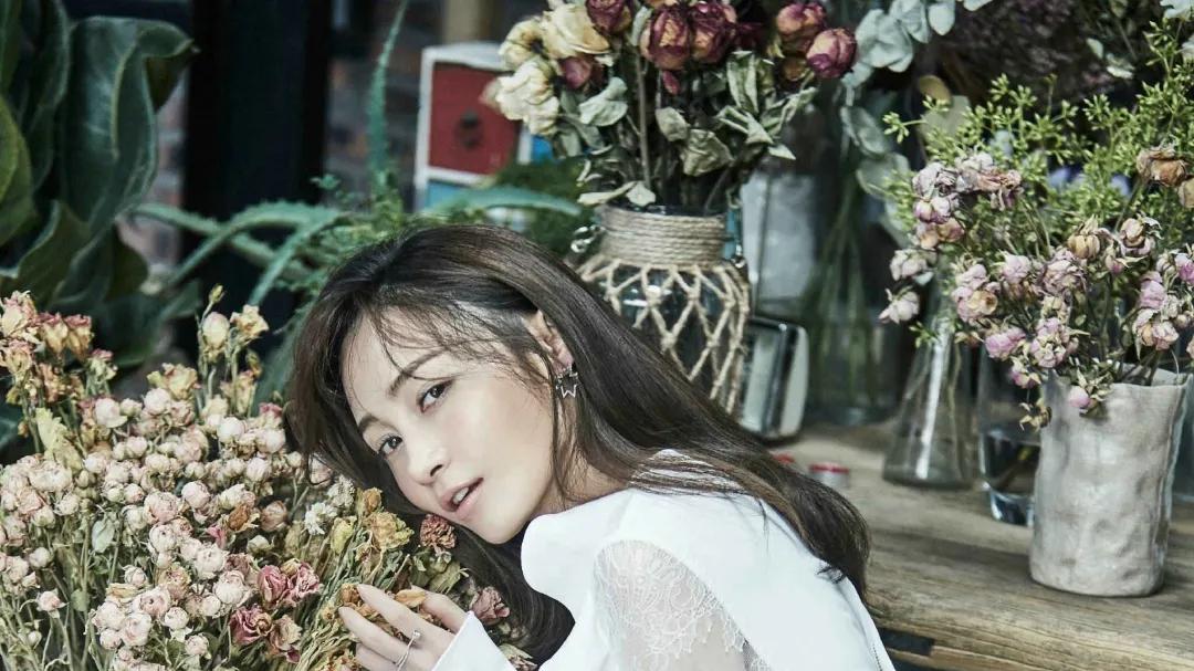 姚笛发视频含泪感叹生活好难，穿起球旧毛衣，独自一人吃麻辣烫好落魄！