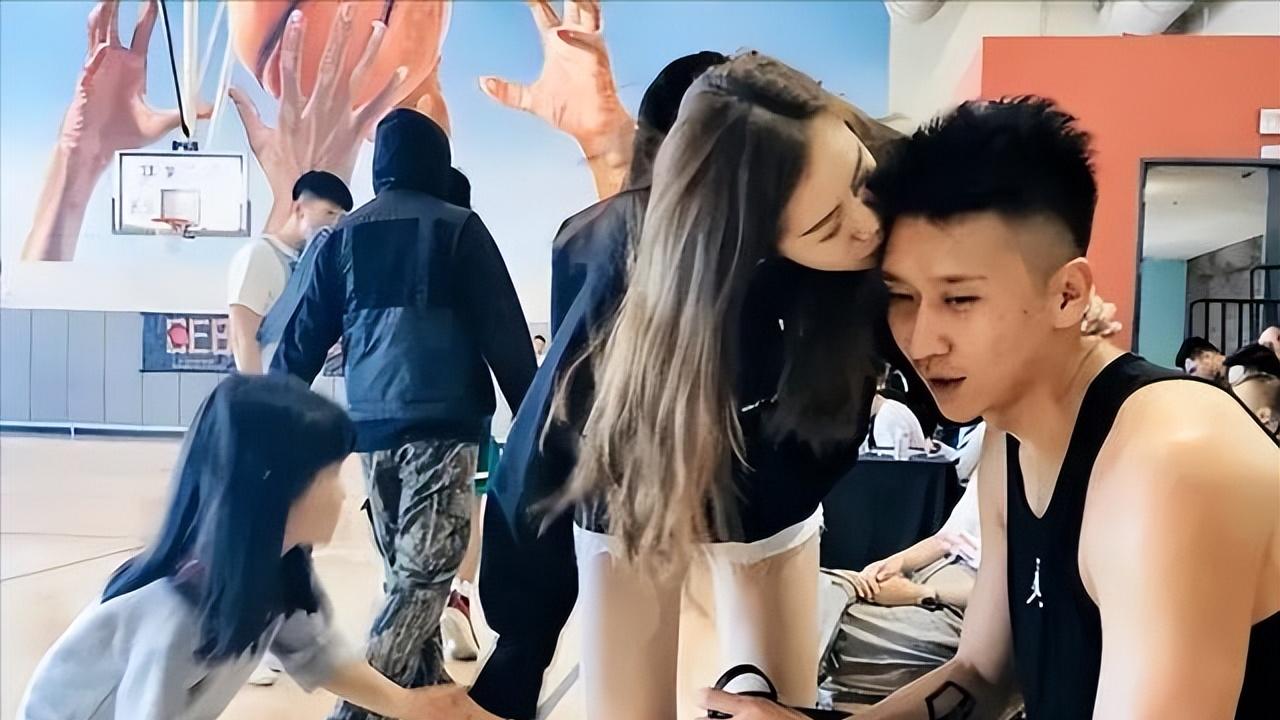 男篮孙悦二婚妻子身份曝光！家世显赫，不仅颜值出众，还事业有成