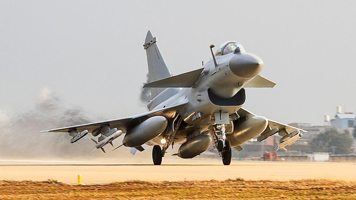 印巴冲突升级爆发空战！疑似巴方歼10CE击落苏-30、阵风、米格29！