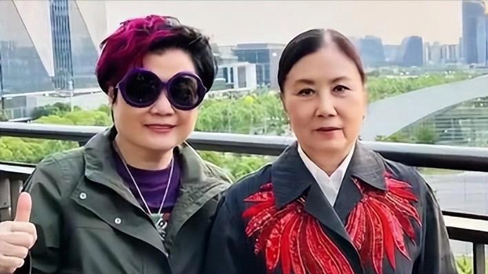 汪明荃低调返沪祭祖引关注，离乡69载乡音未改，质朴鲜花显本色