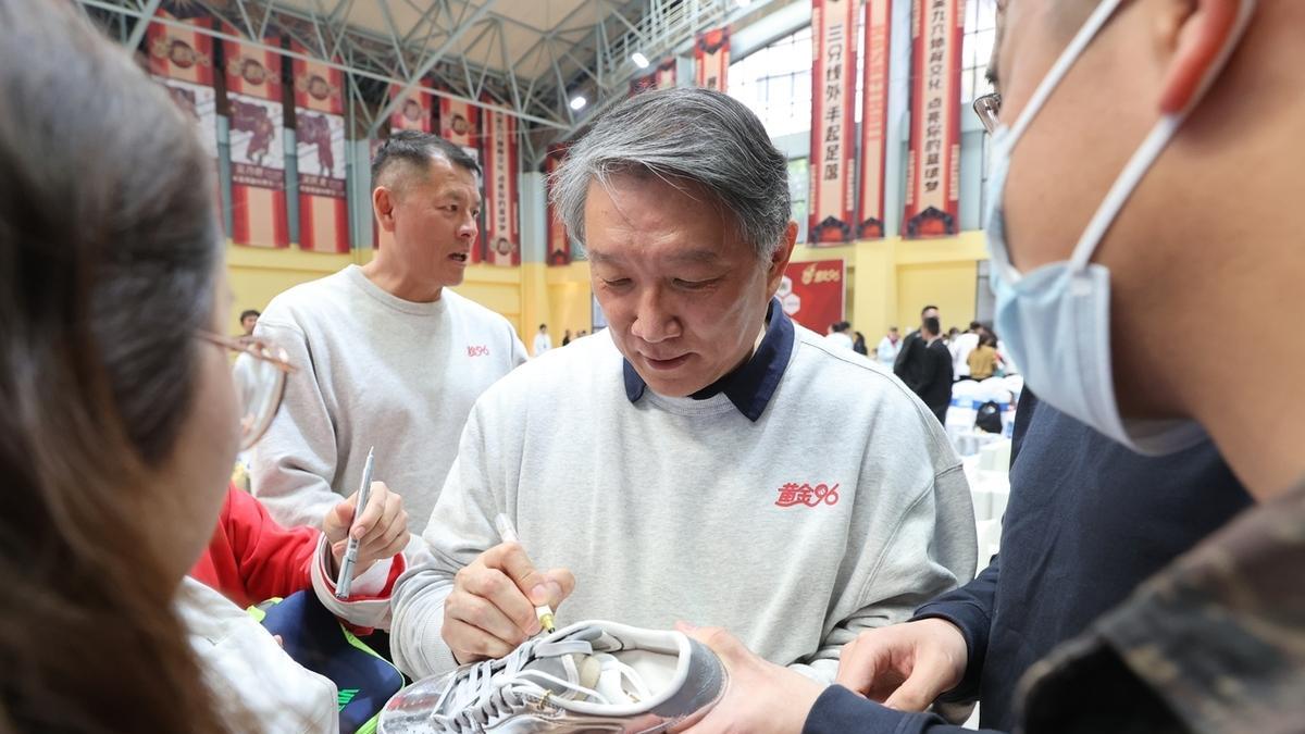 宫鲁鸣辞去篮协副职务，专注女篮执教，这背后隐藏着哪些故事？