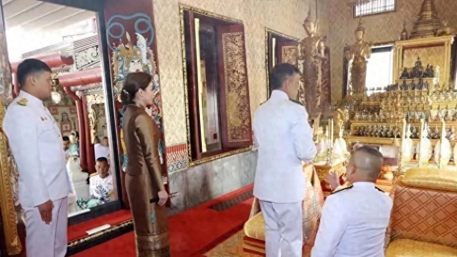 真实宫斗？泰王新妃亮相王室宋干节庆典，暗流涌动