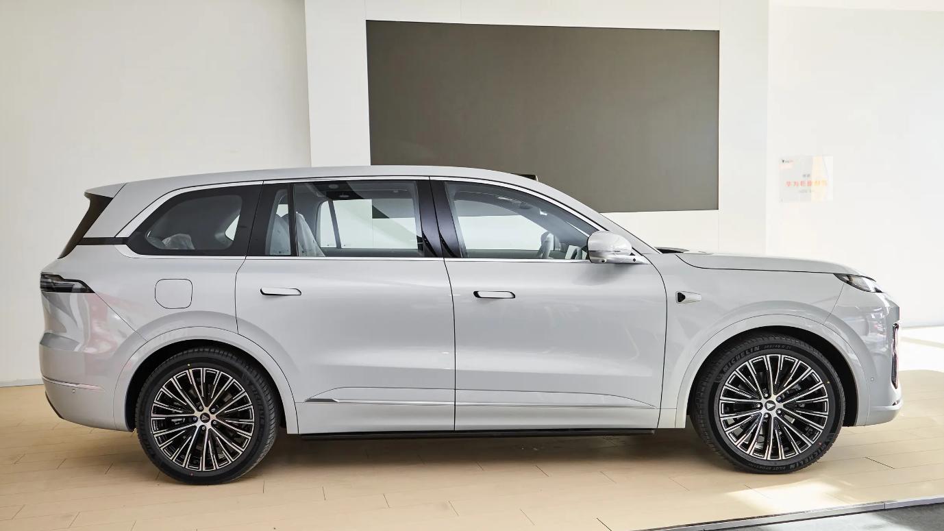 起步23.99万比理想低调，超5.2米大型SUV身材，增程式六座挺爽