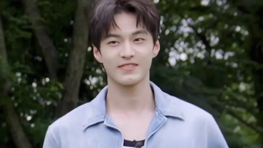 《三个爱豆与一个健身教练》鱼烧误闯爱豆局