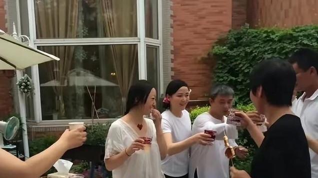 被前夫一巴掌扇到离婚！二婚嫁世界体操冠军，如今54岁生活幸福