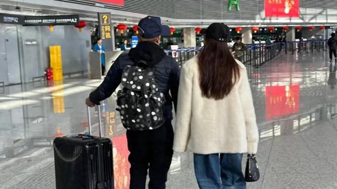 郭富城方媛回香港，郭富城一个人拿全部行李，两个孩子留外婆家