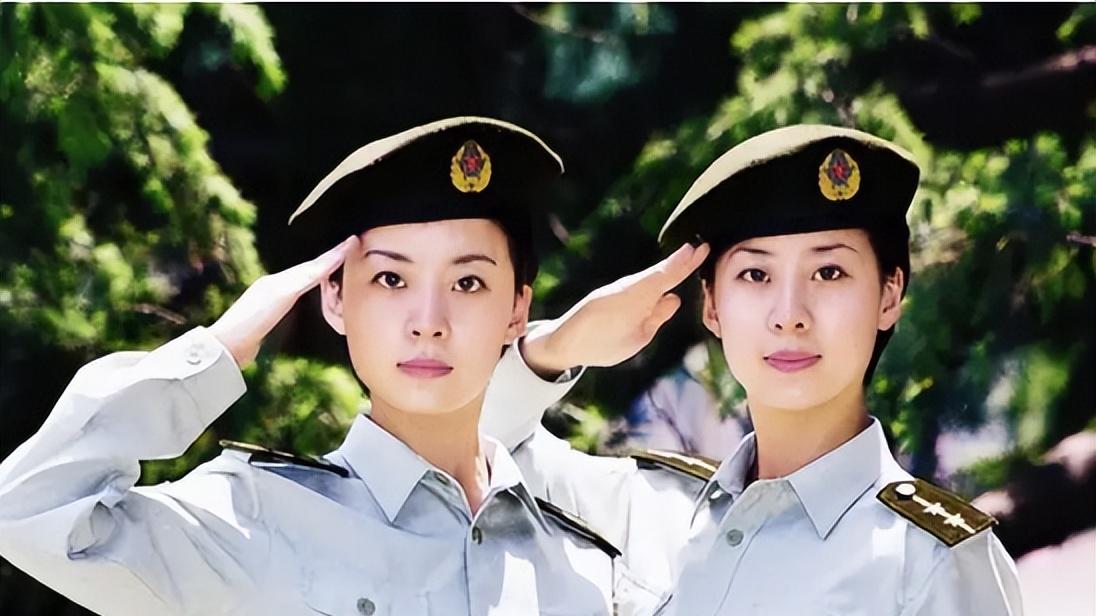 当年在阅兵仪式上，“红遍中国”的双胞胎姐妹花，现今怎么样了？