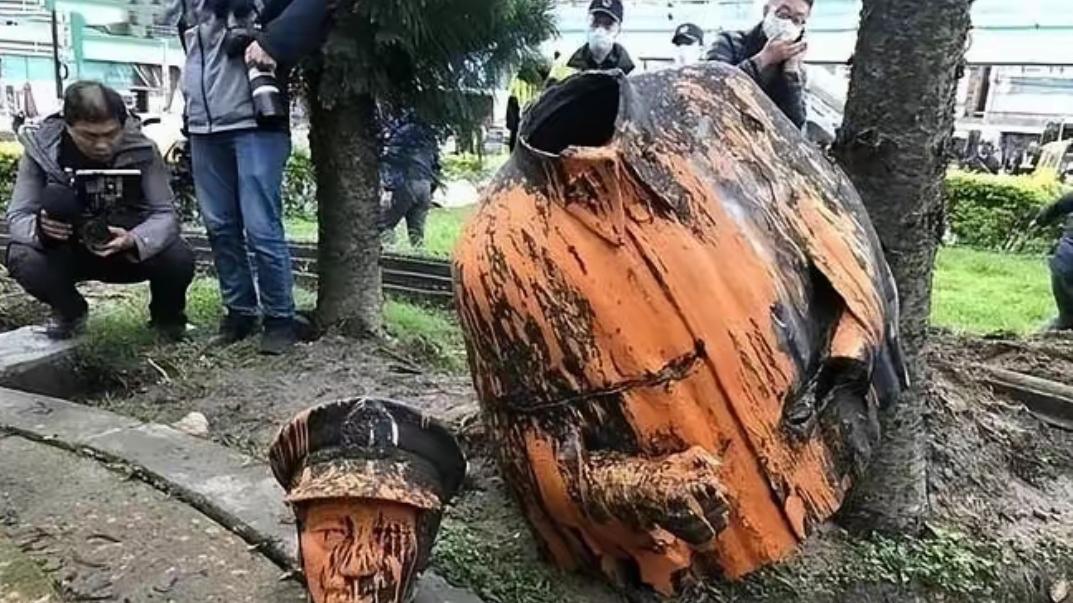 蒋介石台湾雕像持续被毁被移 国内网友直呼出了一口恶气