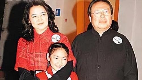 66岁胡慧中带女儿出现香港，脸垮僵硬木偶纹很显眼，手背疤痕抢镜