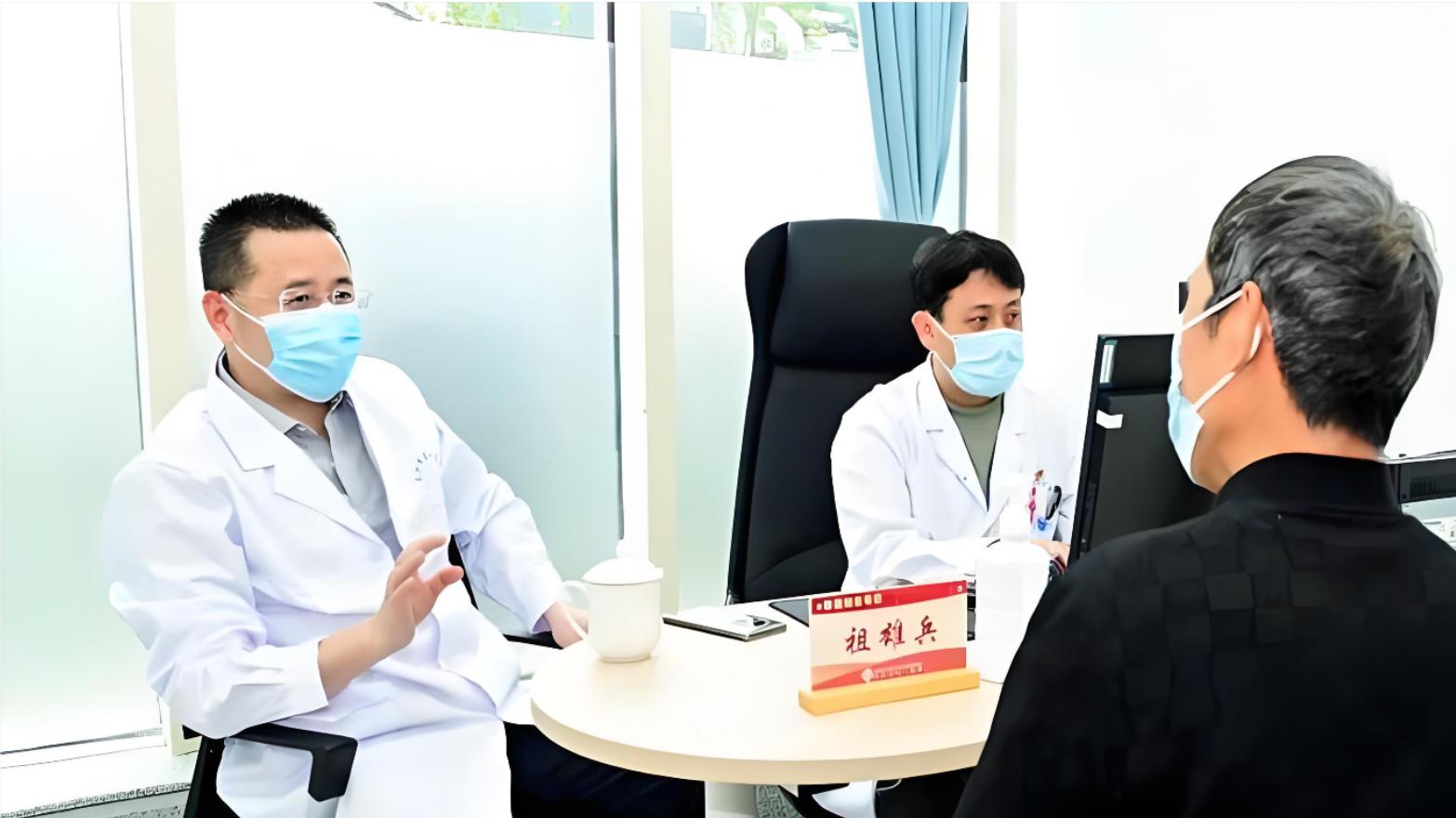 停职专家坐诊取消，患者预约泡汤，网友吵翻：有作风问题的医生还能信吗？