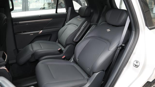 新能源6座中大型SUV，可选零重力座椅、冰箱