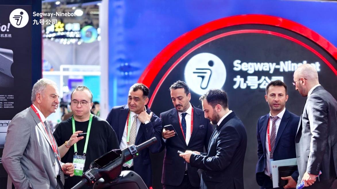 九号电动车在链博会上有多火？工作人员接待不过来、观展商排长队