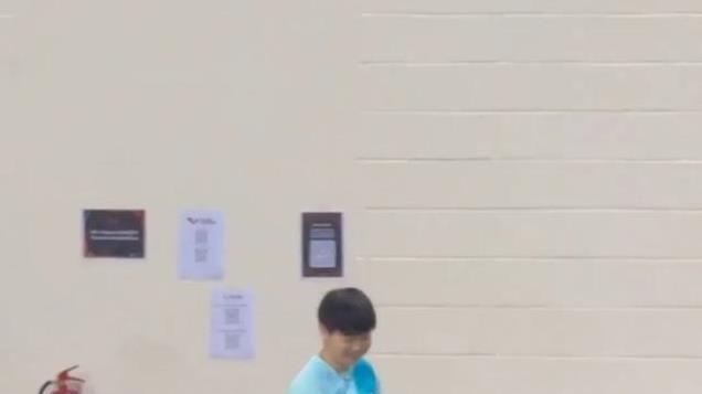 莎莎衣服上有油点，邱爸还拿着纸巾帮她擦干净，真的是宠溺到家了