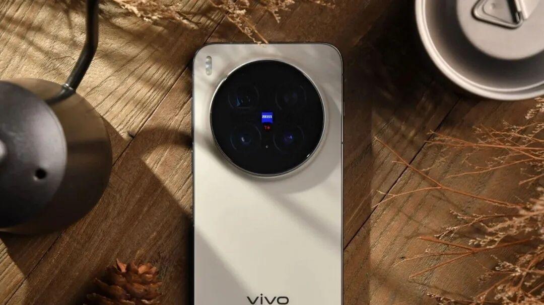 vivo X300 标准版影像规格全面曝光，定制 HPB 大底主摄加持