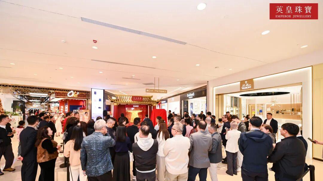 英皇珠宝非遗金绣龙袍斩获吉尼斯纪录，铸就东方工艺新标杆！