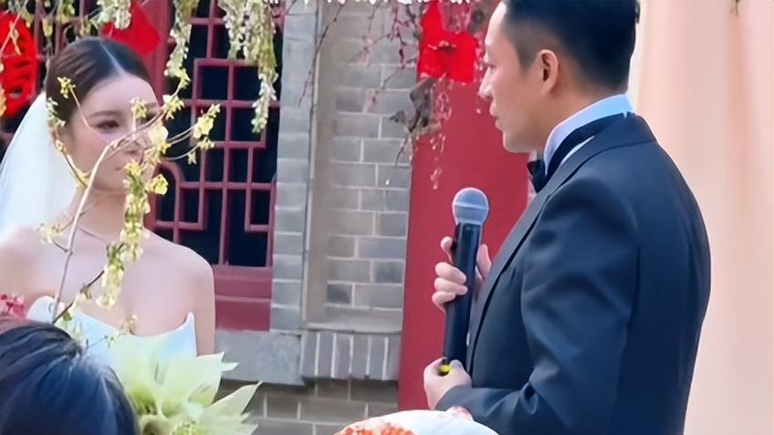 汪小菲夫妇敬茶环节曝光：张兰架子大，小梅爸爸心疼女婿