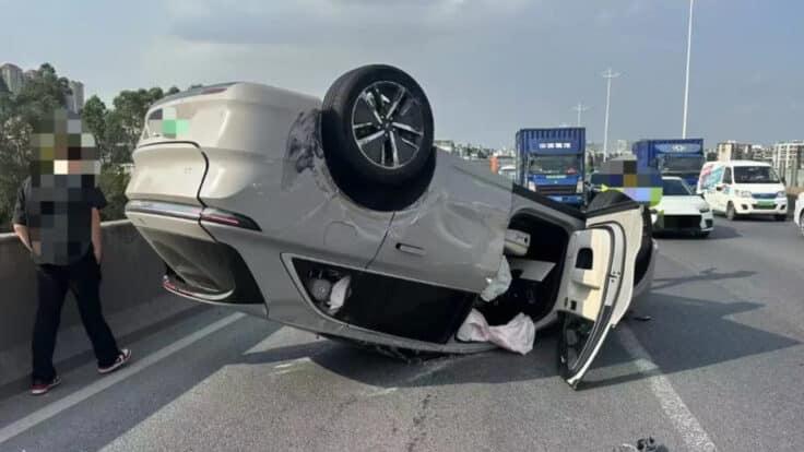 小米SU7 Ultra首起道路事故：三辆高端车连环碰撞