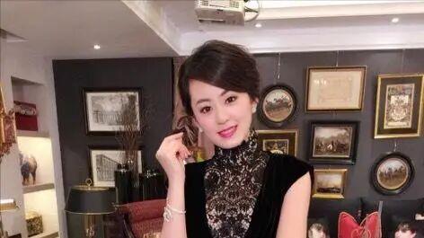 上海美女主持孙睿淇：嫁给身高1米94帅气老公，如今38岁婚姻幸福
