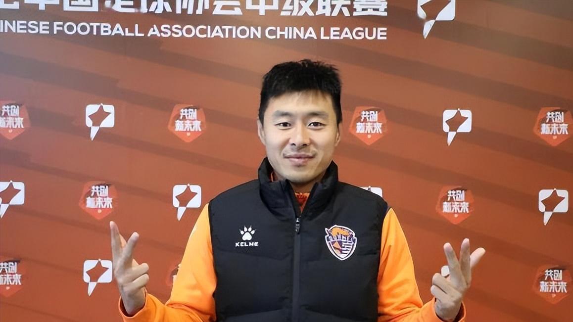 他是跟郜林齐名的前锋，曾在国足比赛戴帽，退役后近况首次曝光
