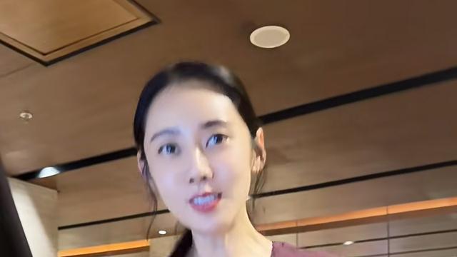 秋瓷炫大方展示好身材，真是又瘦又有料，和老公撸串喝啤酒好畅快