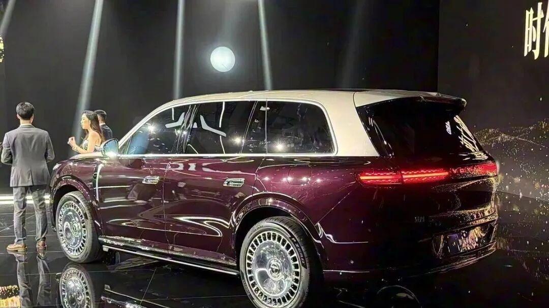 岚图泰山内饰发布 最新版鸿蒙座舱语音大模型