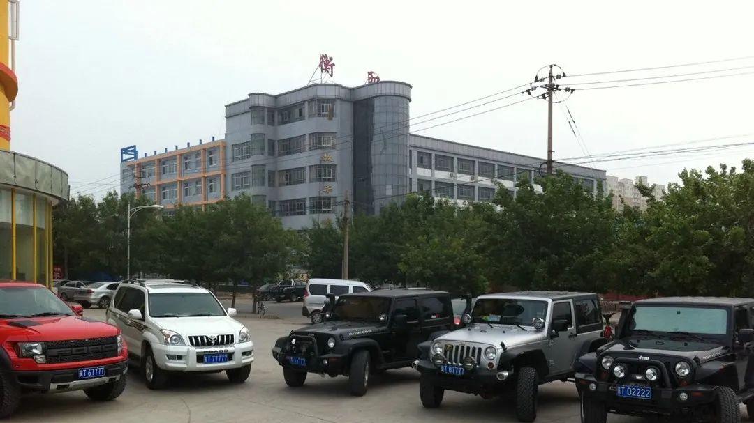 网友偶遇拖车，车上4辆“豪车靓号”吸睛，网友：这是纳税大户吧？