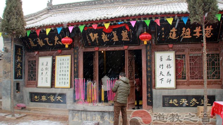 修身做明灯，照亮世上风雪夜归人