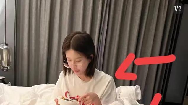 昨天走路哆嗦，吃饭困难，今天盘腿坐吃锅包肉，赵露思恢复神速