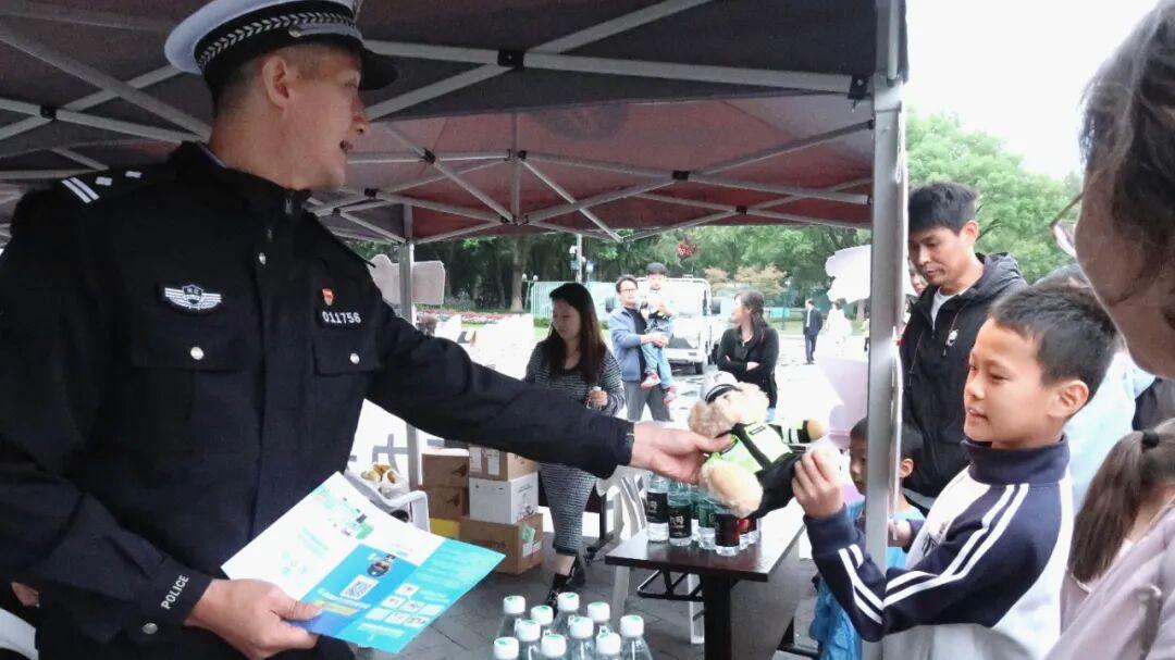 在运河边“邂逅”文明出行