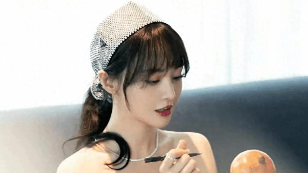 同情郑爽两年半后，突然听到在海外手握6个亿，感觉自己像小丑
