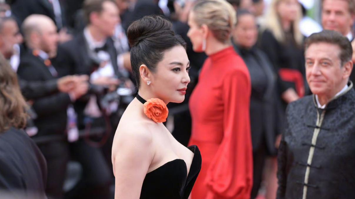 朱一龙抽空签名、张雨绮秀身材，却不料巩俐裸唇挂钻艳压戛纳红毯