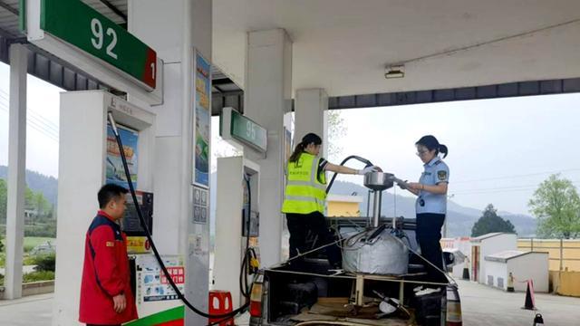 50升油箱加了60升，加油站说正常的，汽车油箱真实容积到底是多少？