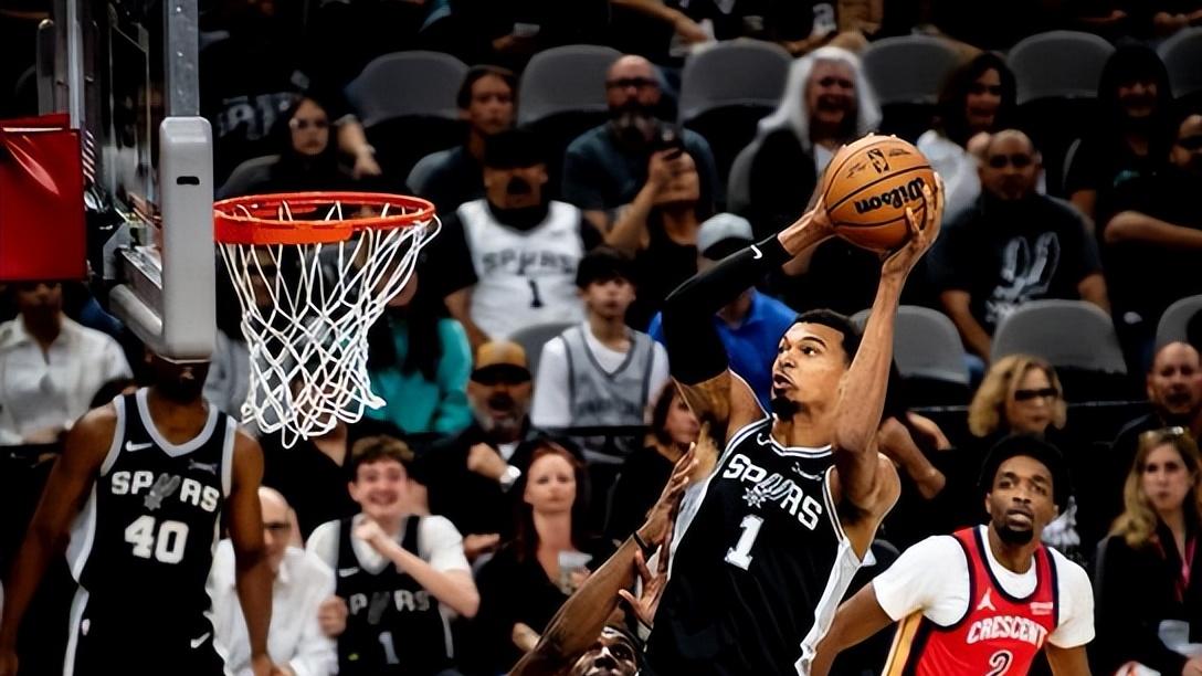 马刺主场5连胜，重回西部第二！文班18分18板，福克斯复出24分