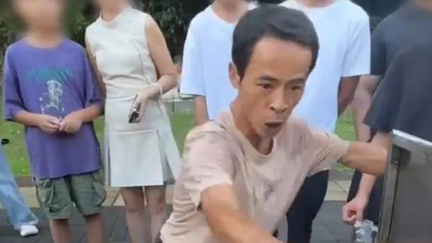 鸡排哥成立工作室：6元鸡排炸出高流量，承包网友快乐