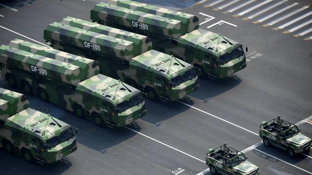 3米精度5马赫，阅兵式上惊鸿一瞥，东风100重塑战争规则！