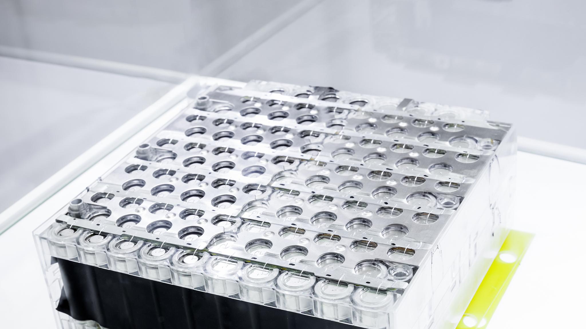 比亚迪固态电池时间表曝光：2027年装车将如何重塑动力电池行业格局？