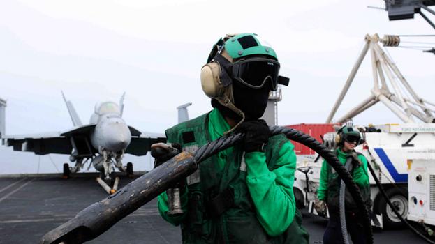 回顾美国26吨舰载机降落航母，阻拦索突然断裂，8人双腿被抽断