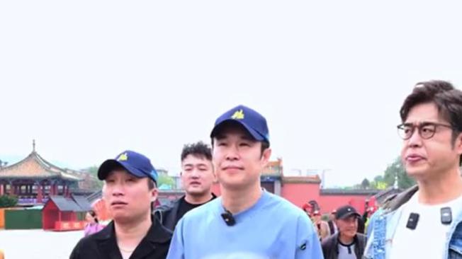 故宫不是私人片场！小沈阳带保镖清道被嘲，游客怒斥"凭啥让道"