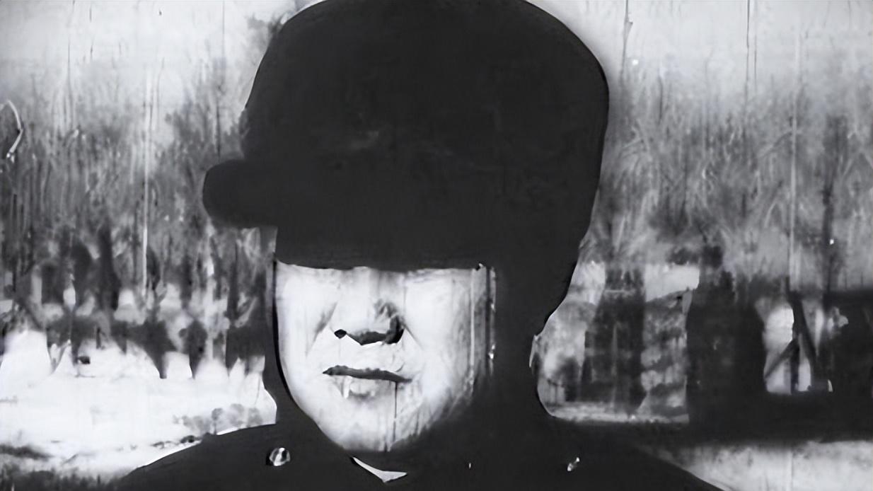 1948年周长秀飞到沈阳，劝说父亲周福成起义，周：你再说我毙了你