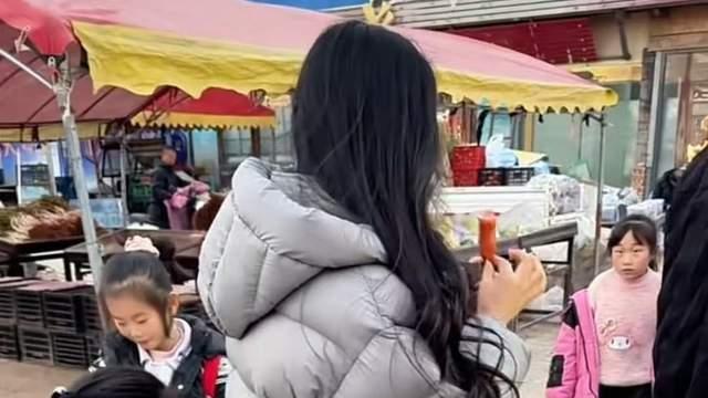 女子穿瑜伽裤赶大集，走村里回头率爆表，网友：这审美欣赏不来！