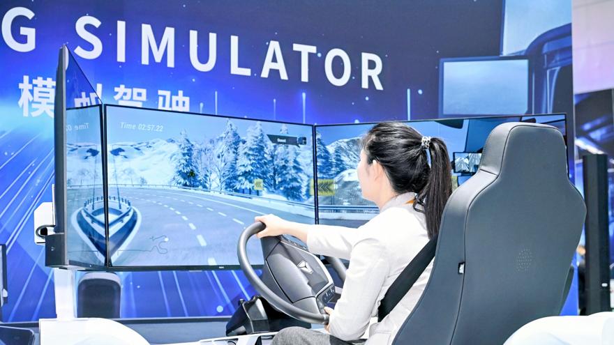 钢铁巨兽藏温情？中国重汽公众日邀您解锁卡车文化新体验！