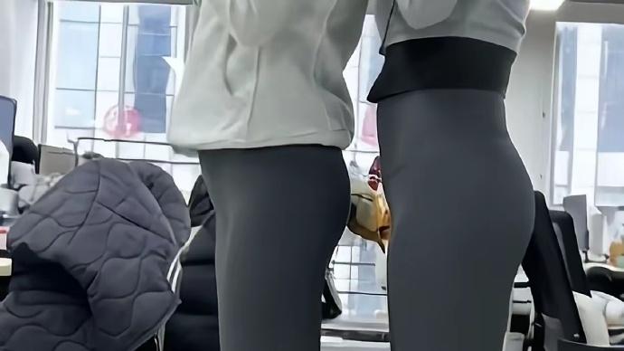 两位同事身高一样，为啥感觉右边腿长？