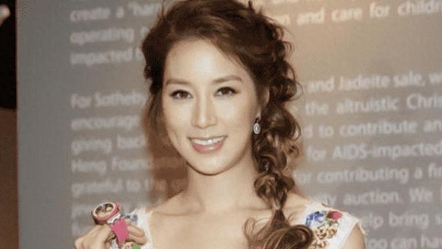 ​14岁她就已经亭亭玉立，进圈成为了一名模特，后来她更是被导演看中拍起了电影