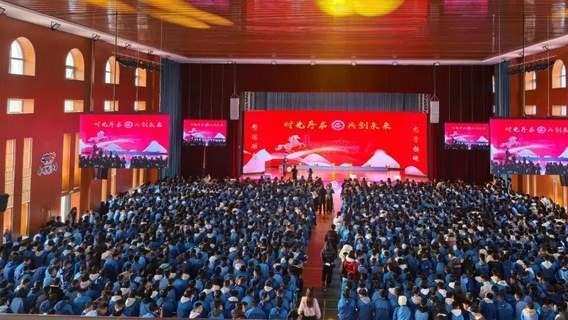 沸腾！伊金霍洛旗第四中学跨年夜太燃，师生共舞炸场五育盛宴