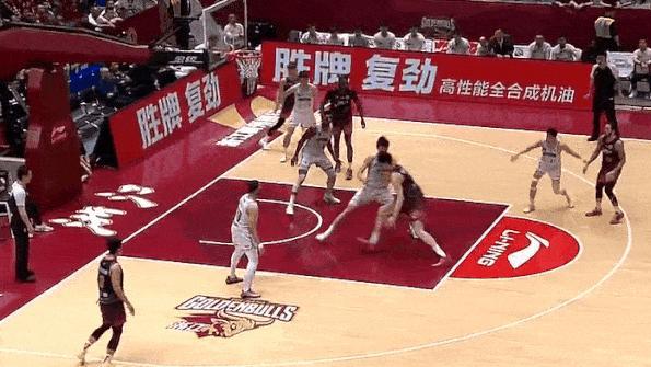 19岁国手中锋杨瀚森泪洒赛场，青岛男篮81-104不敌浙江，季后赛形势严峻