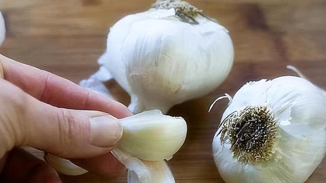 做饭、吃饭都爱上“大蒜”的人，与别人相比，身体有“特殊”之处