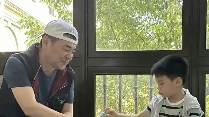 蒋勤勤小时候和父母合照曝光，原来她的长相是中了基因彩票